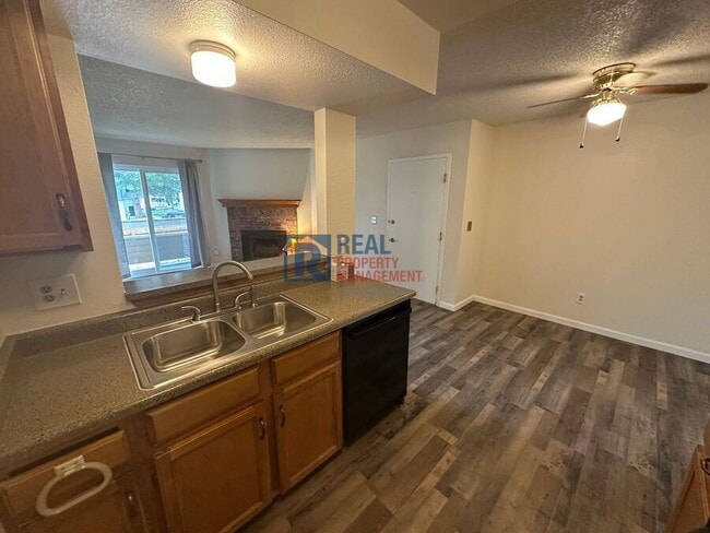 Building Photo - 1075 S Elkhart Way