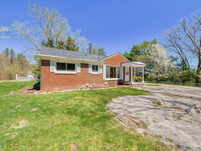 Building Photo - Spacious 3BR Home with Expansive 1-Acre Lot!