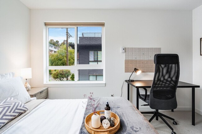 Building Photo - 724 3rd Ave N