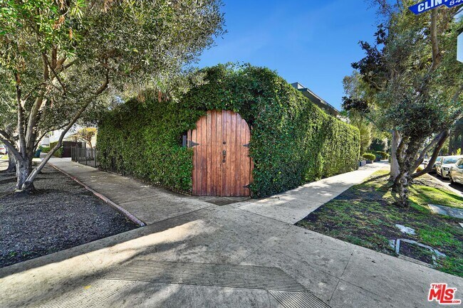 Building Photo - 560 Croft Ave