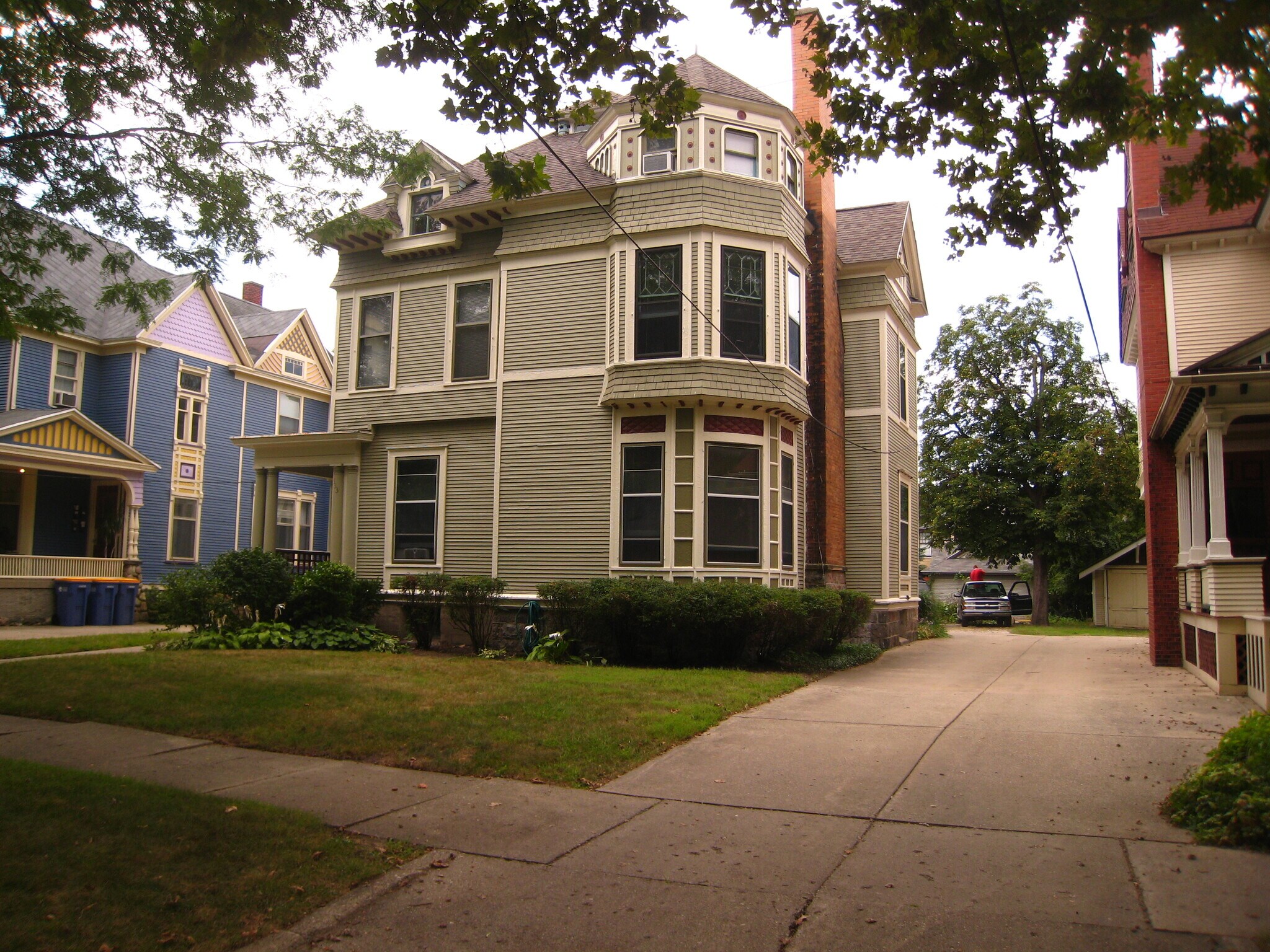 Building Photo - 533 Prospect Ave SE