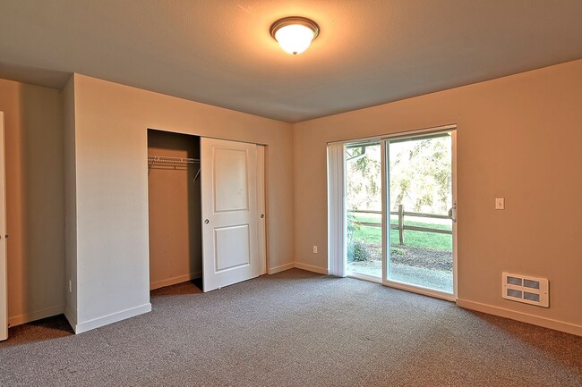 Building Photo - Spacious Townhome Near Silver Lake