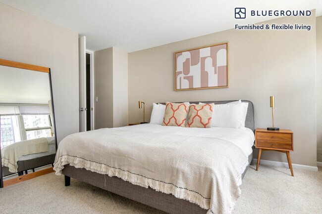 Building Photo - 860 N Dewitt Pl