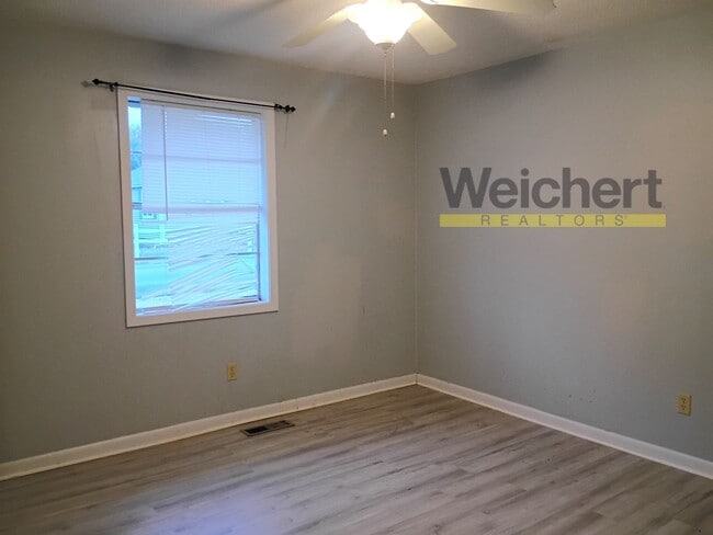 Building Photo - Convenient 3BR/1.5BA Duplex Near Schools and Shopping