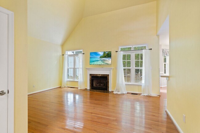 Building Photo - 5BR/3BA with Fresh Paint and New Carpet in...