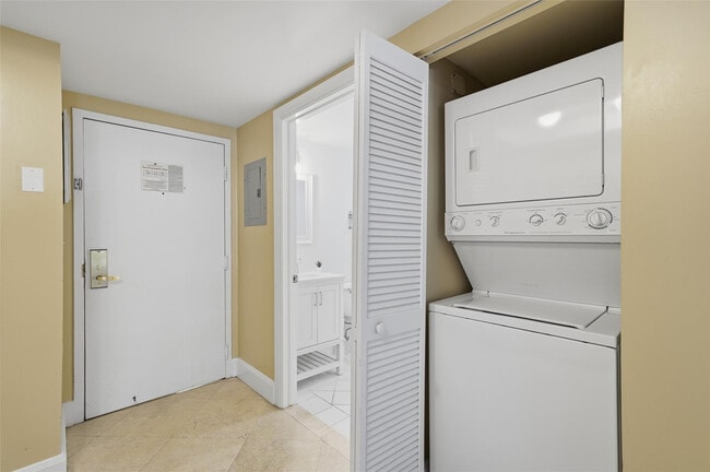 Building Photo - 2951 S Bayshore Dr