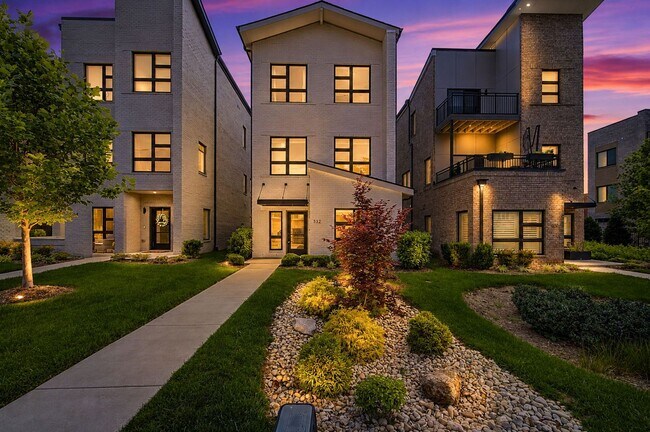 Building Photo - Stunning 3BR/3.5BA contemporary condo in the heart of Wedgewood-Houston!