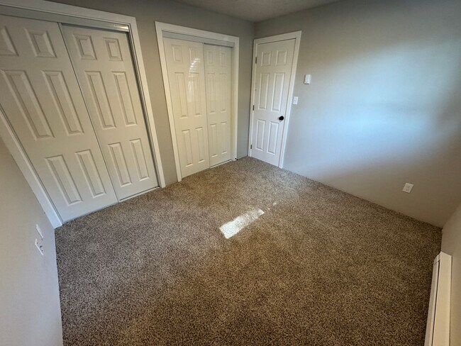 Building Photo - (248 - 277) 1 Bdrm Downstairs W/ Private Y...