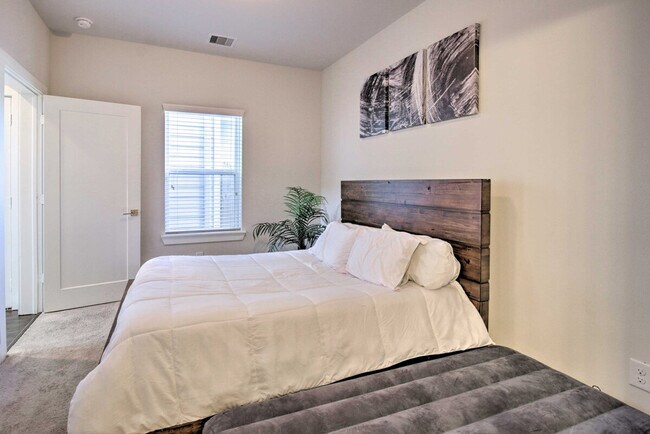 Building Photo - 2107 Stuart St