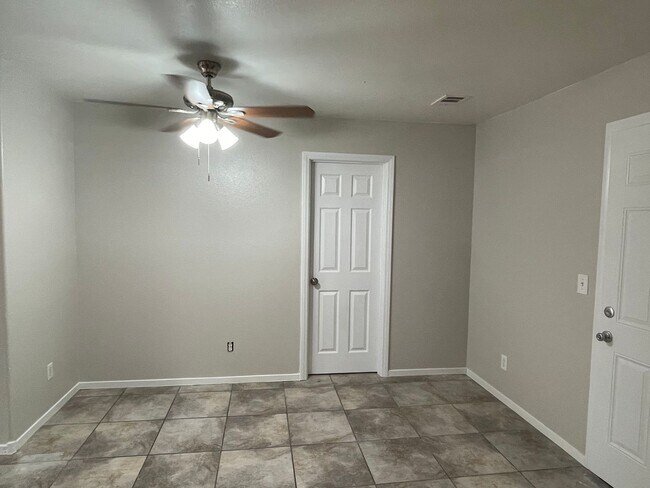 Building Photo - Spacious 2-Story Townhome in Gated Communi...