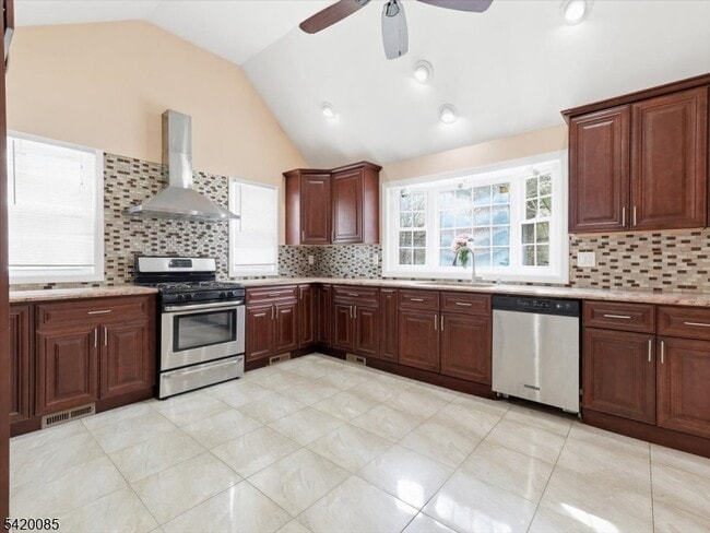 Building Photo - 95 Sycamore Ave