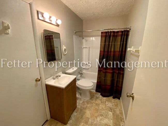 Building Photo - 1228