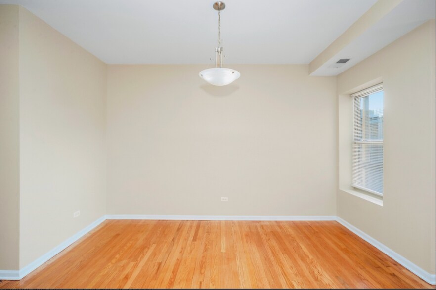 Dining space - 1243 W Rosemont Ave