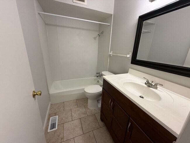 Building Photo - Eastside Apartment Evansville