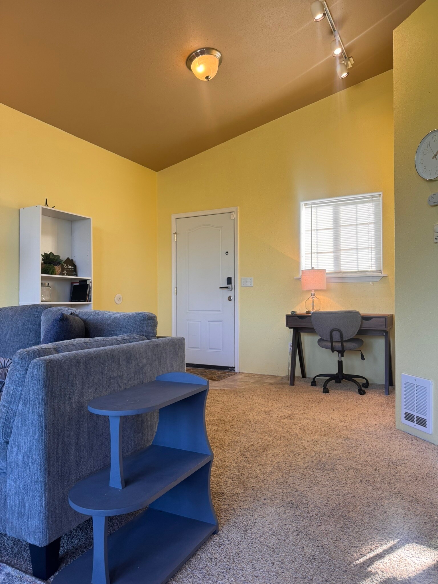 Entryway - 438 10th Ct