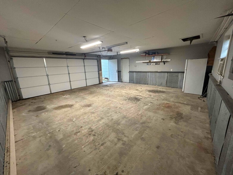 Building Photo - 1302 W Cedar Ave