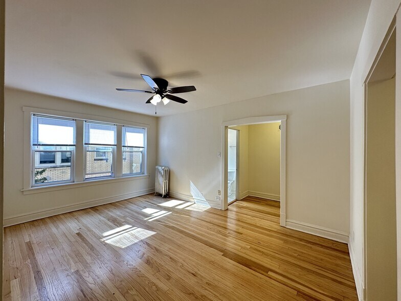 Building Photo - 4311 N Francisco Ave