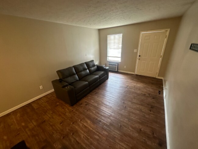 Building Photo - 735 Cave St