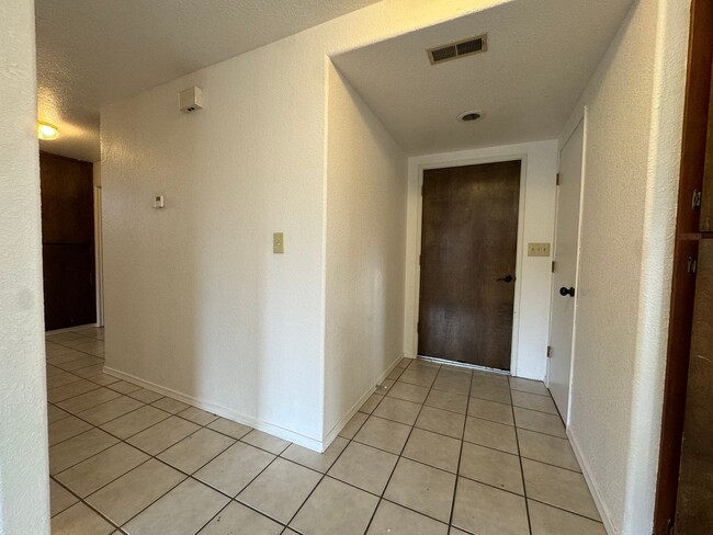 Building Photo - 3-bedroom, 2-bath in Sutherlin