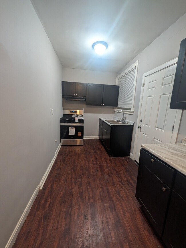Building Photo - 1020 W 68th St
