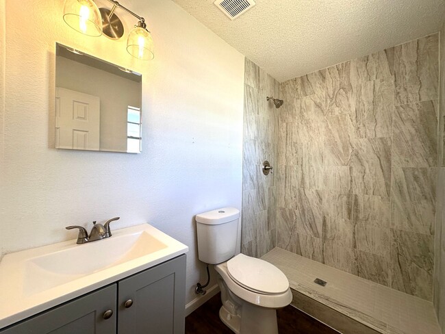 Building Photo - Updated 3 Bed/ 2 Bath Available!