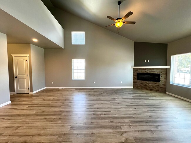 Building Photo - 7433 Saddlebrook Lp