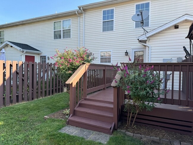 Building Photo - Immaculate Stonewall Heights Townhome!