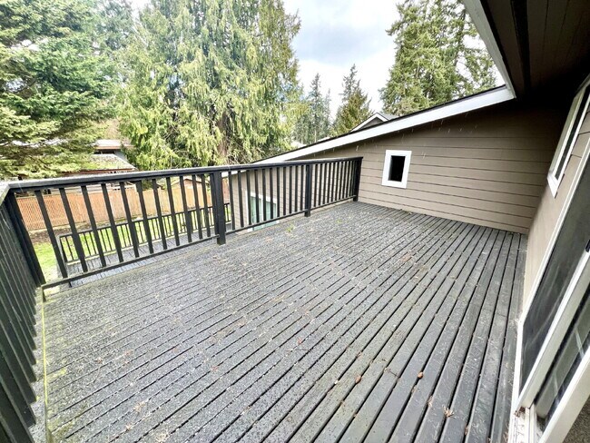 Building Photo - Spacious Living, Functional Comfort & Unbeatable Convenience