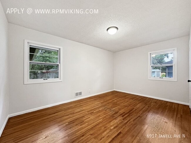 Building Photo - 4br 2ba 2cg ~ Security Deposit Free Altern...