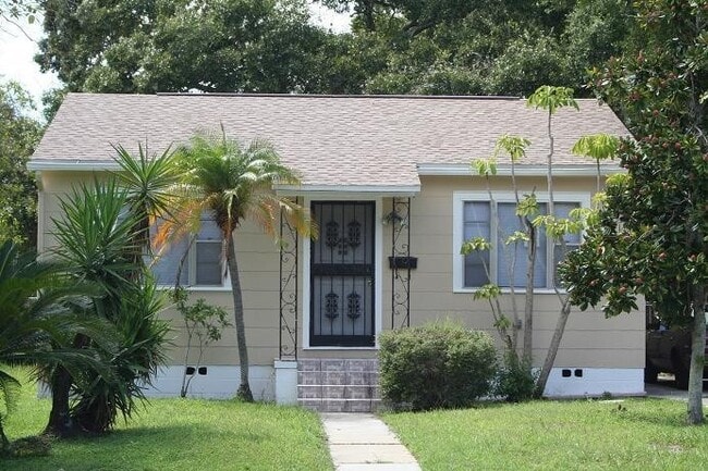 Primary Photo - Three Bedroom One Bathroom House