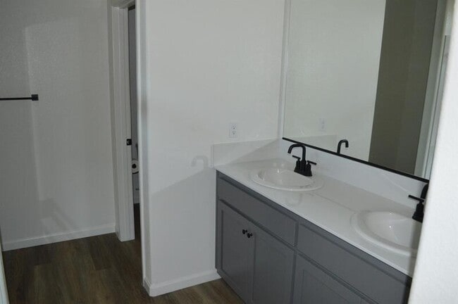 Building Photo - 573 Bedfordshire Dr