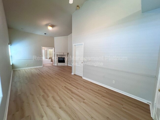 Building Photo - 2552 E Kelso Ave