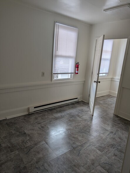 Building Photo - 560 Clinton Ct