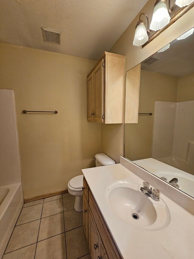 Building Photo - (4)Bed/(3)Bath in Moore w/ Shelter! Available NOW! Over 1700sqft!