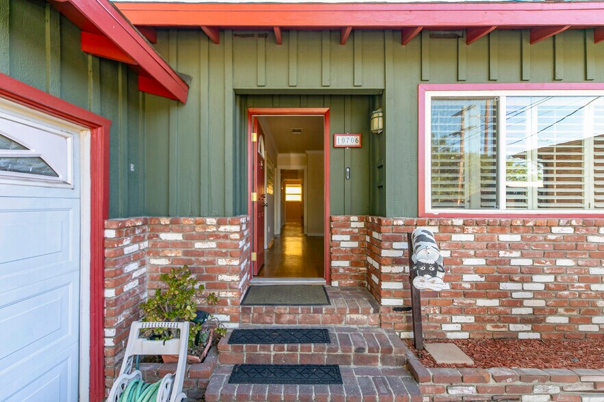 Building Photo - 10706 Rhodesia Ave