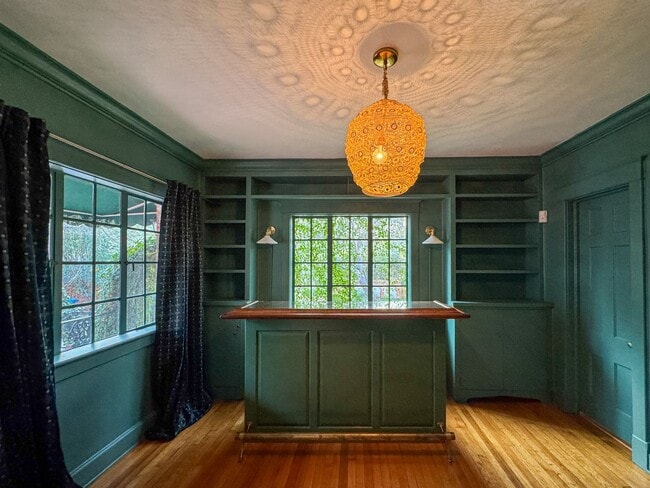 Building Photo - Stunning 4 Bed 4 Bath Haymount Home