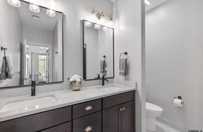 Building Photo - Fully Furnished 2 Master Suites | Luxe Townhome Near UNMC