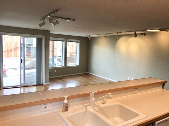 Building Photo - Gorgeous Queen Anne View Condo