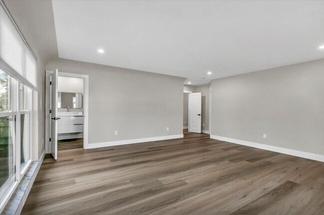 Building Photo - 525 Lamara Way NE