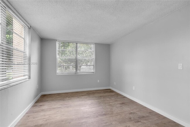 Building Photo - 9320 Fontainebleau Blvd