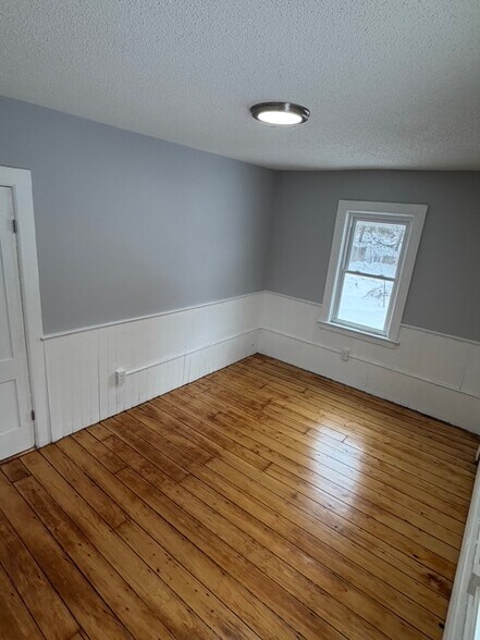 Building Photo - 122 River Rd