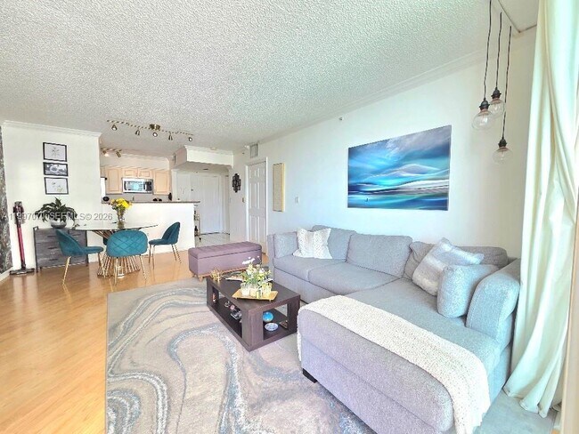 Building Photo - 1155 Brickell Bay Dr