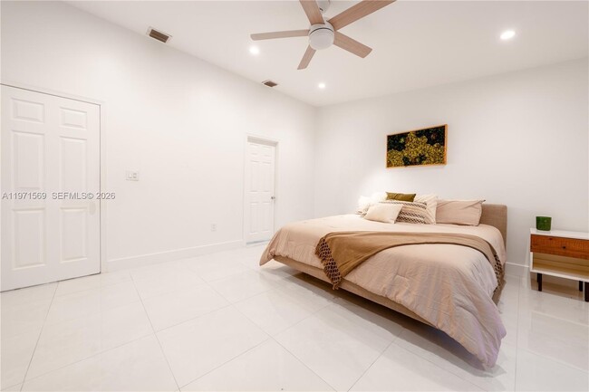 Building Photo - 3736 NE 166th St