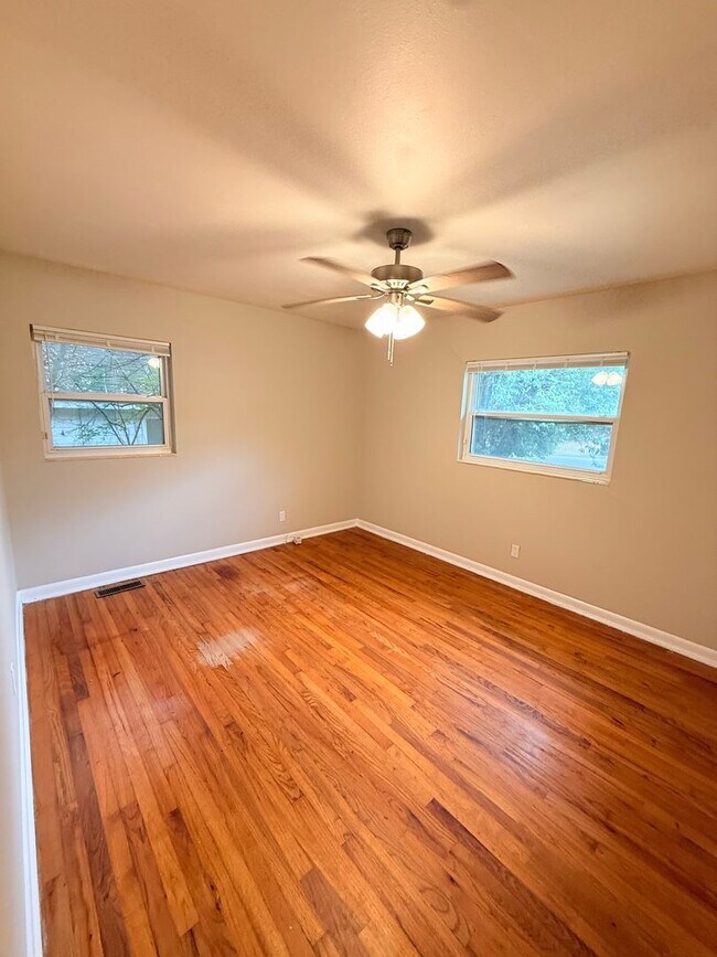 Building Photo - 1606 Airport Dr
