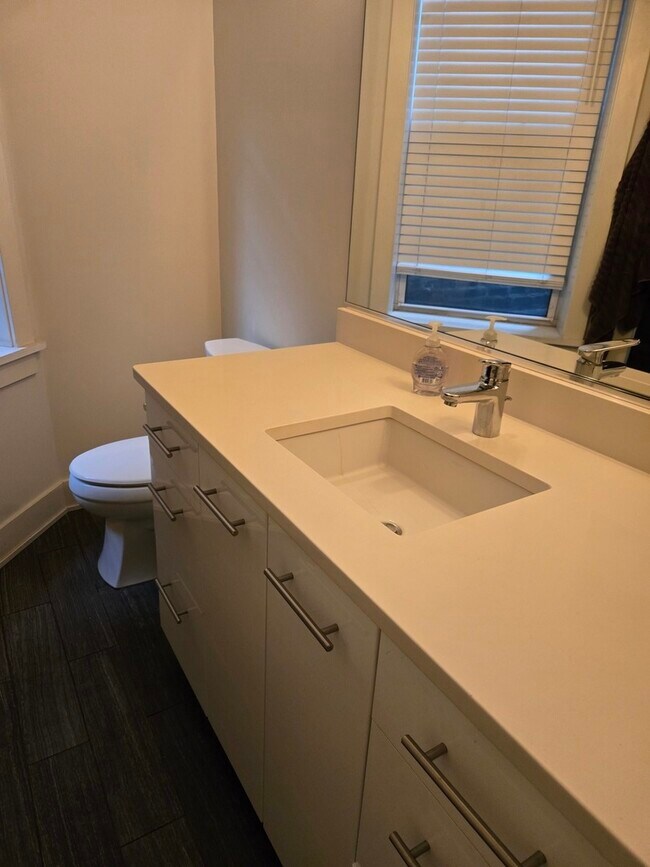 Building Photo - 3707 N Southport Ave