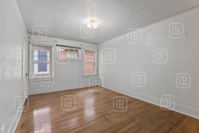 Building Photo - 808 E Mission Ave