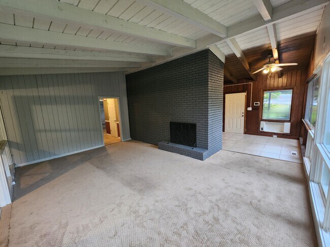 Building Photo - 4001 Calhoun Dr