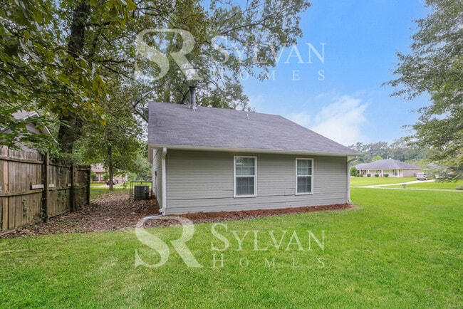 Building Photo - Remarkable Value. Unbeatable Location!