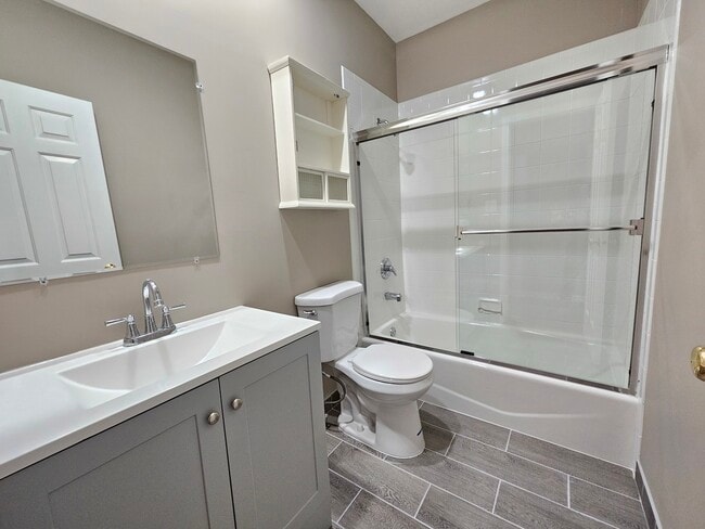 Building Photo - 1069 N Marshfield Ave