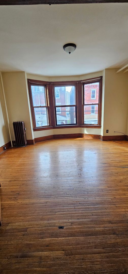 Building Photo - 2nd Floor 2 Bedroom 1 Bath Harrisburg Scho...